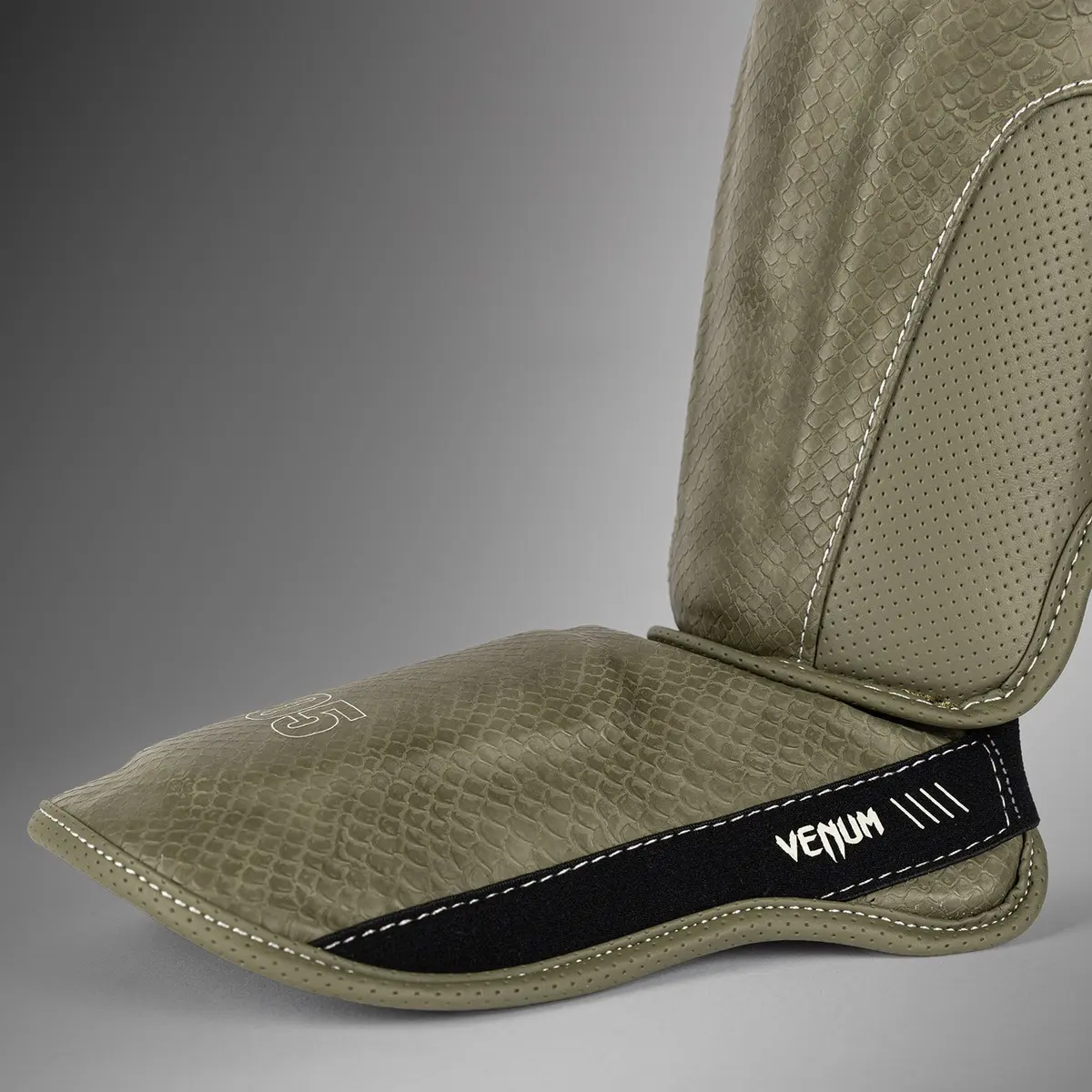 Venum Impact Evo Scales Shin Guards Army Green преден изглед на предната част