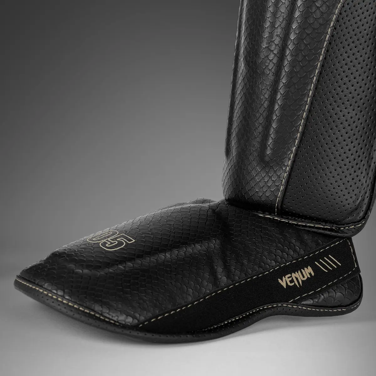 Venum Impact Evo Scales Shin Guards - Black детайл на подложка за стъпало