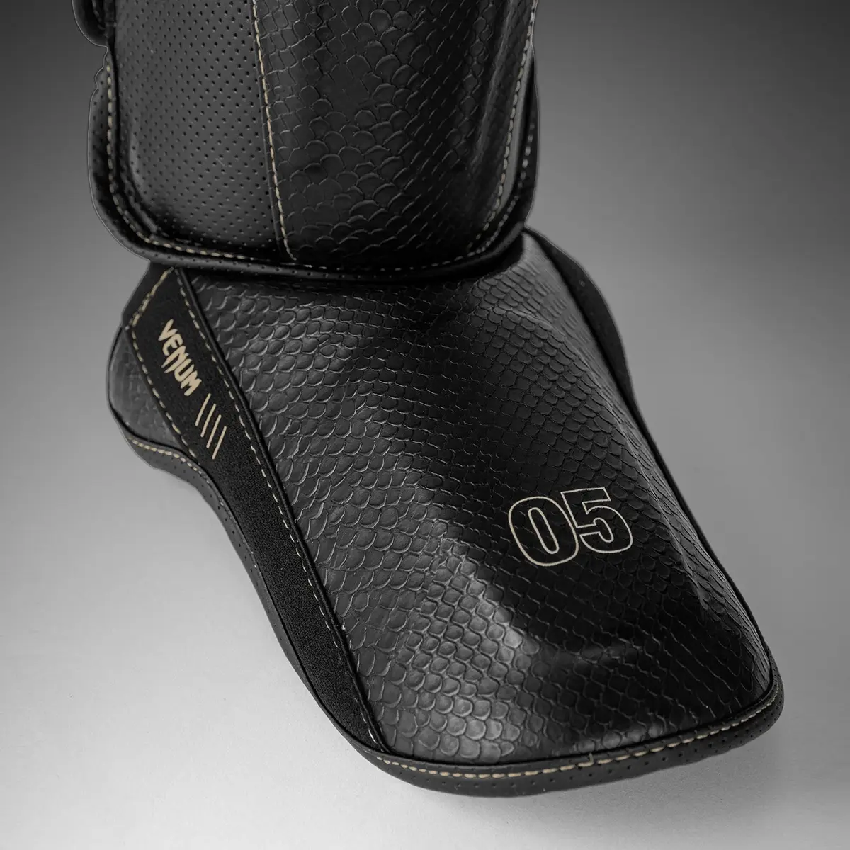Venum Impact Evo Scales Shin Guards - Black детайл долна част