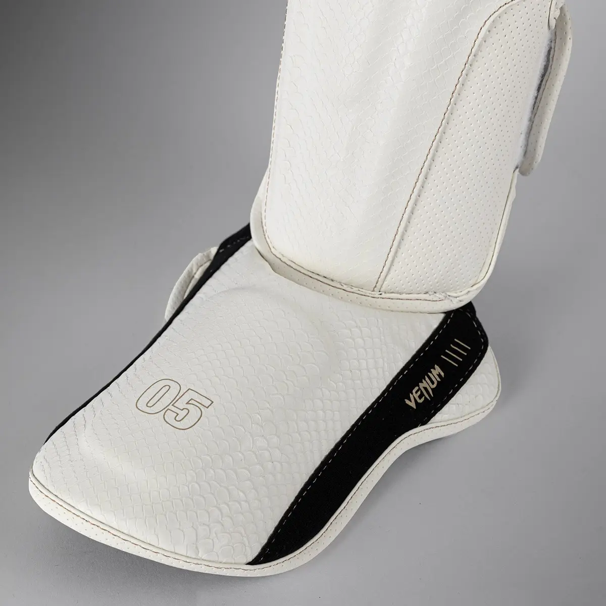 Venum Impact Evo Scales Shin Guards - Ivory детайл на стъпалото