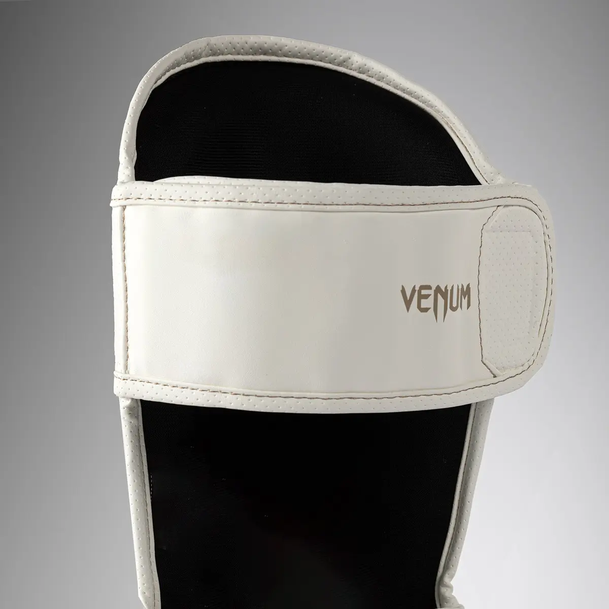 Venum Impact Evo Scales Shin Guards - Ivory детайл на велкро лентата
