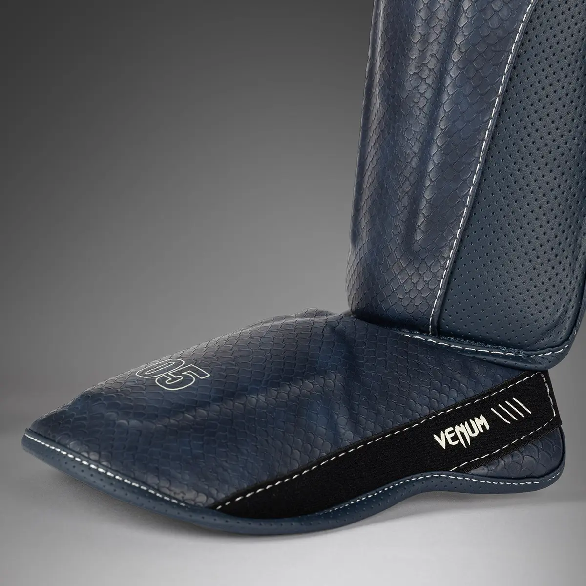 Venum Impact Evo Scales Shinguards - Midnight Blue, детайл на стъпалото