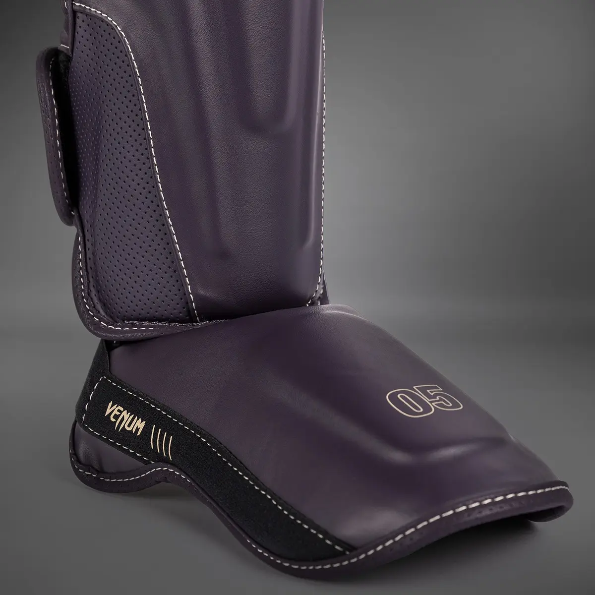 Venum Impact Evo Shin Guards - Deep Purple, детайл на стъпалото