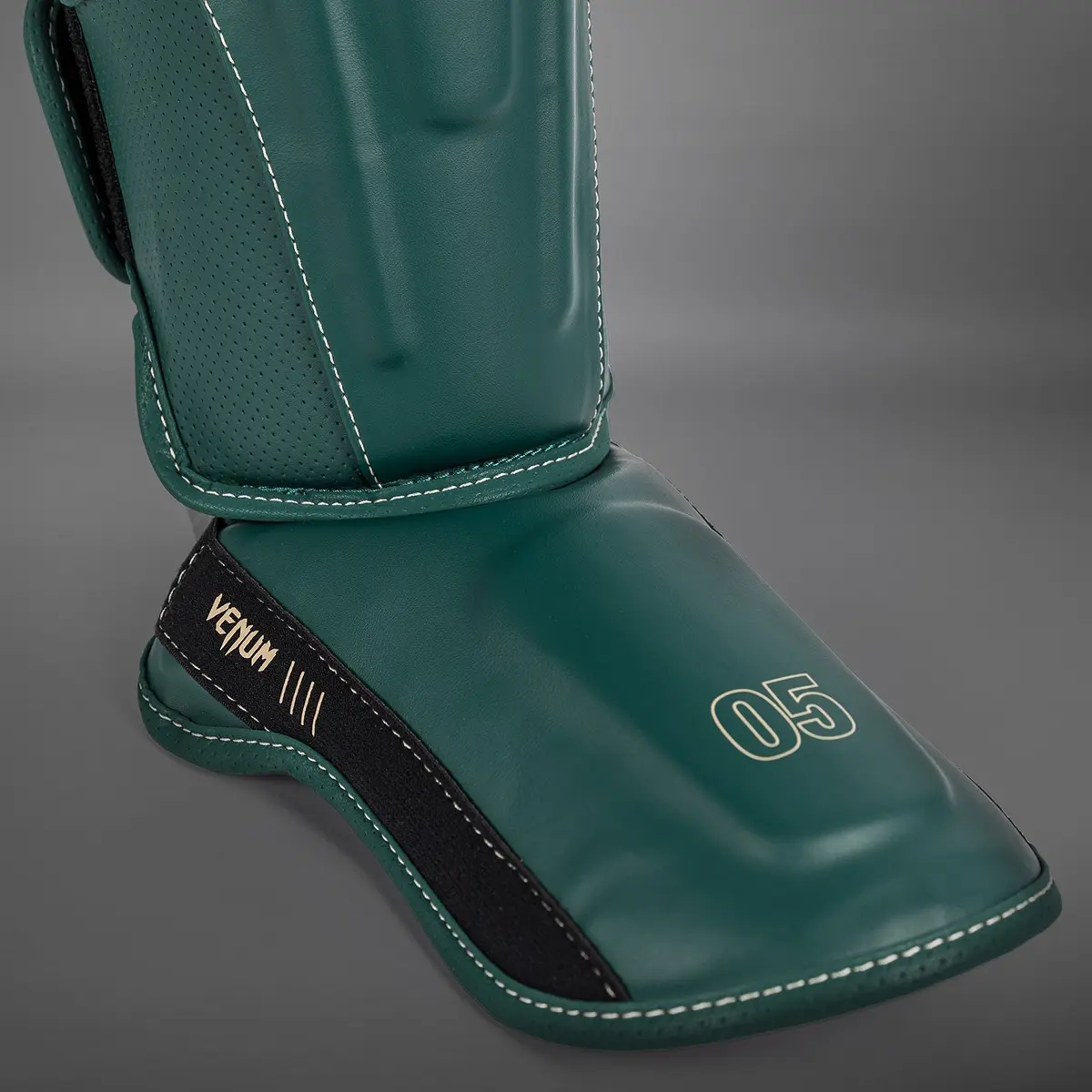 Venum Impact Evo Shin Guards - Emerald Green детайл на предната част