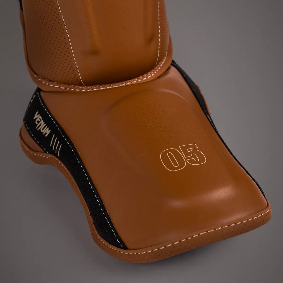Venum Impact Evo Shin Guards - Havana детайл на стъпалото
