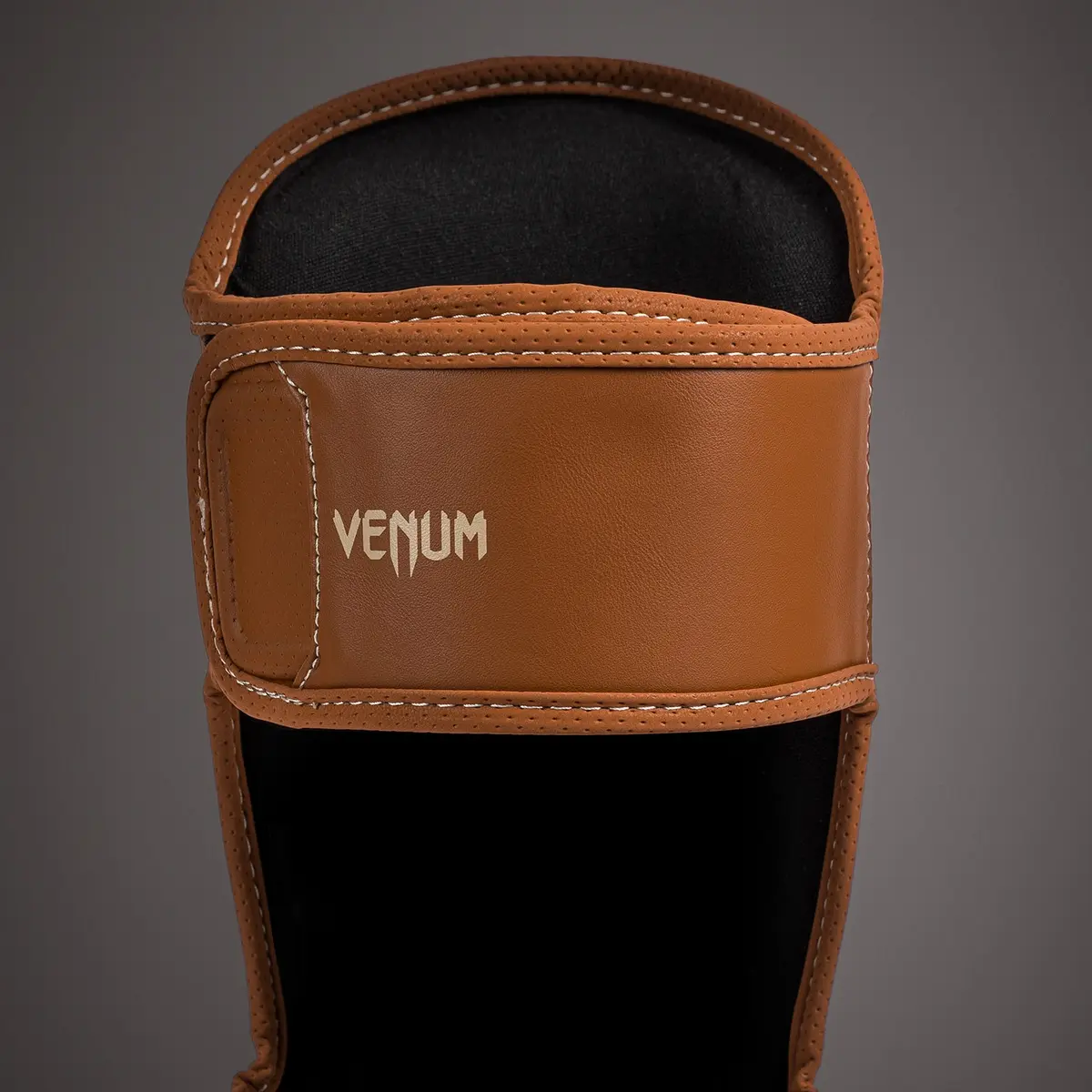 Venum Impact Evo Shin Guards - Havana детайл на закопчаването