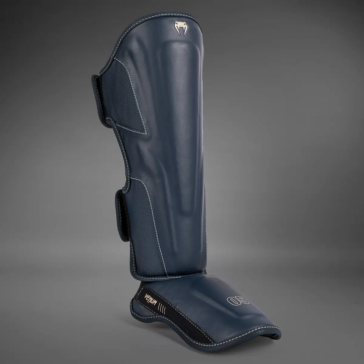 Venum Impact Evo Shin Guards - Icy Blue, страничен изглед на единична защитна подложка