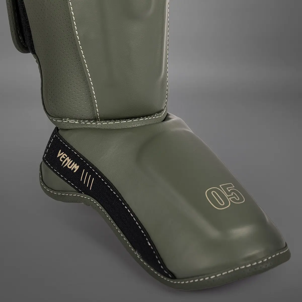Venum Impact Evo Shin Guards - Military Green, детайл на предната част и каишката