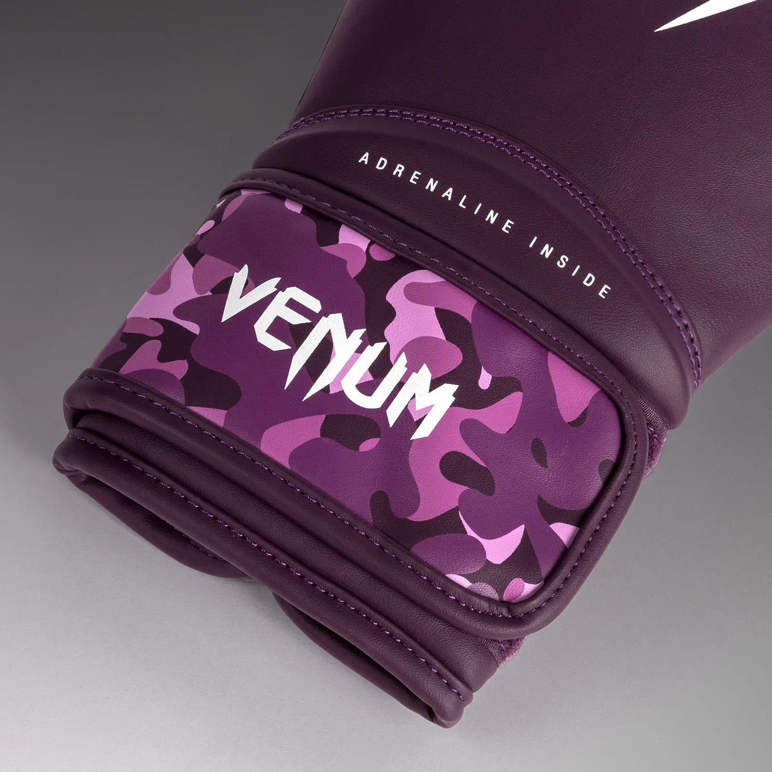 Venum Iris Boxing Gloves - Plum/pink, детайл на лентата с логото Venum