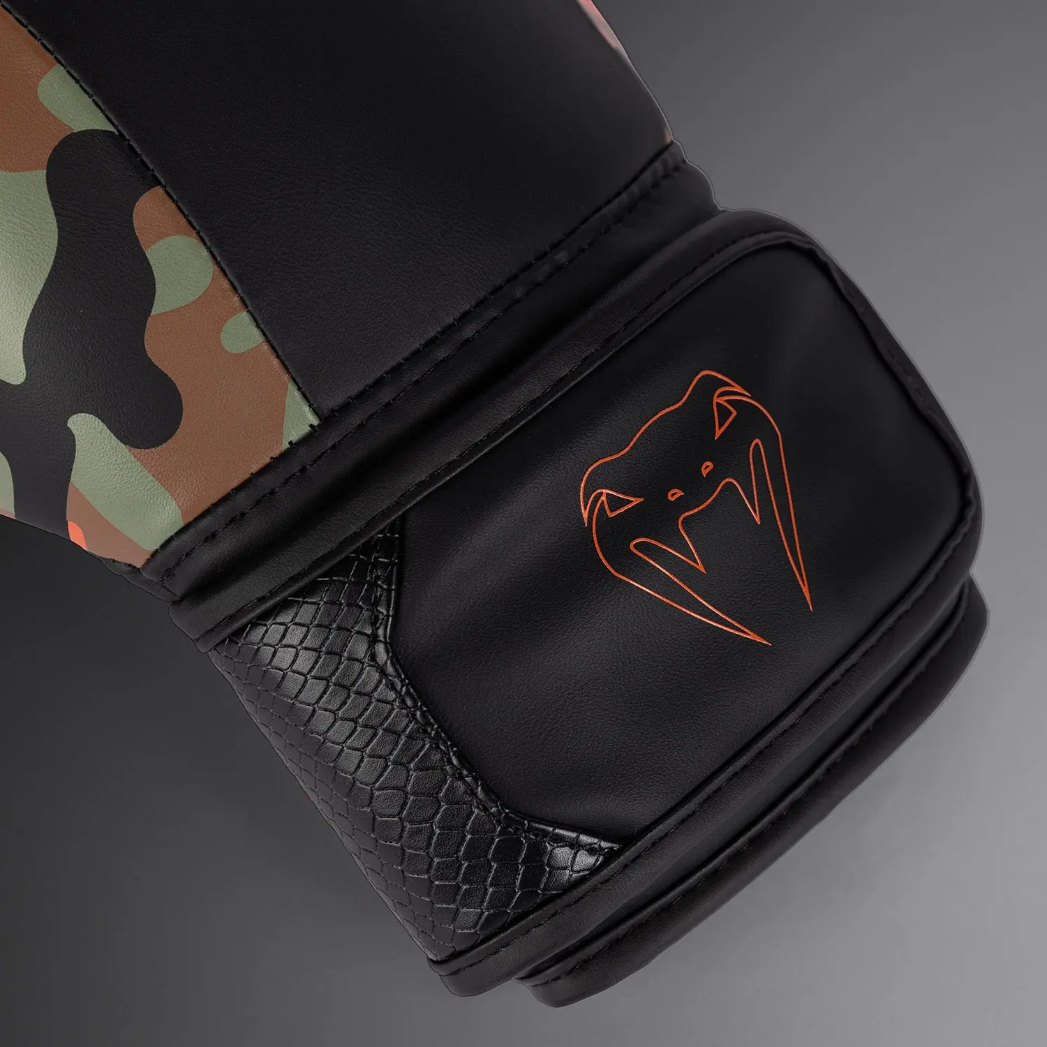 Venum Jungle Ops Boxing Gloves Canyon Camo лого детайл