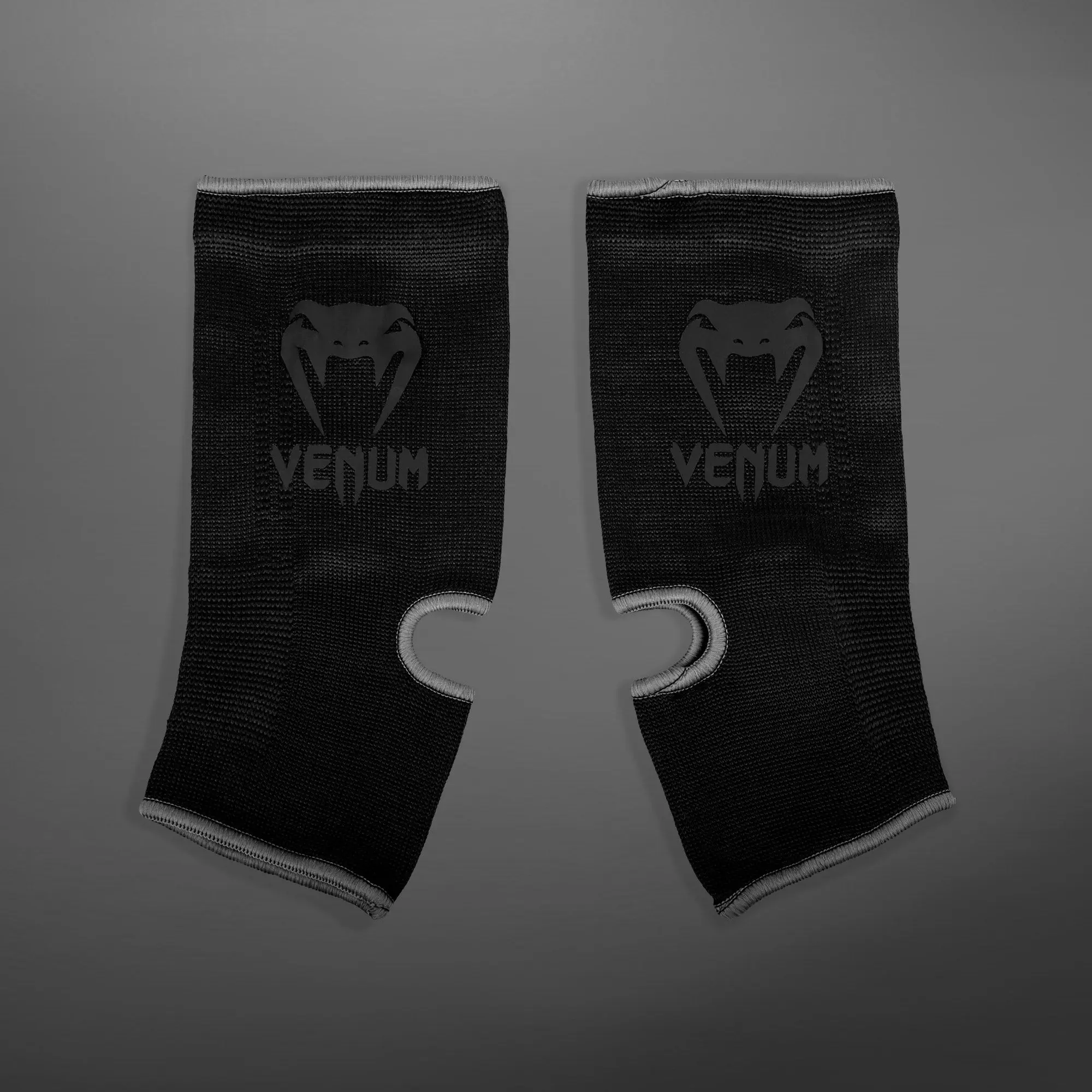 Наглезенки - Venum Kontact Ankle Support Guard - Black/Black, преден изглед с лого