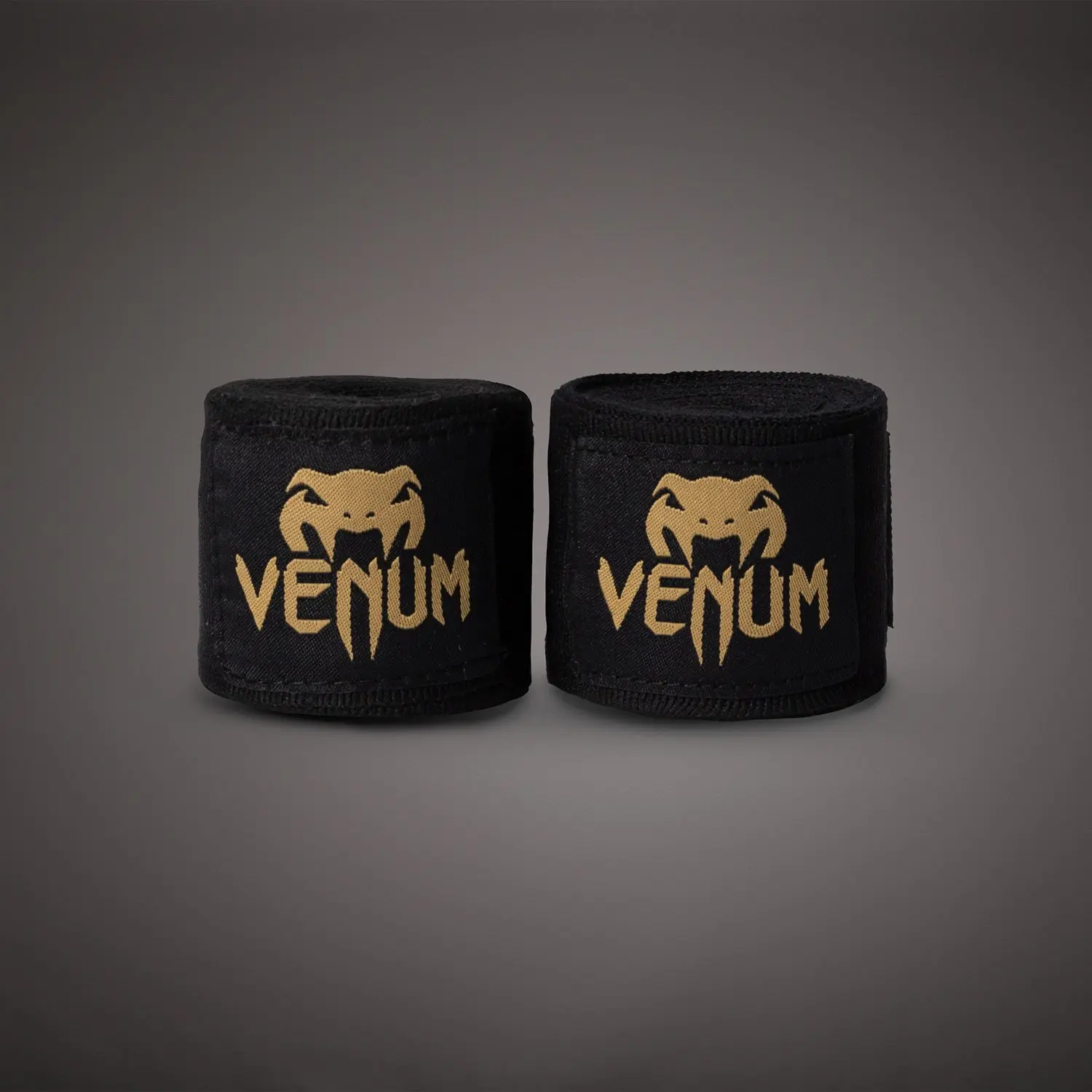 Бинтове Venum 4m Black/Gold - преден изглед с фон