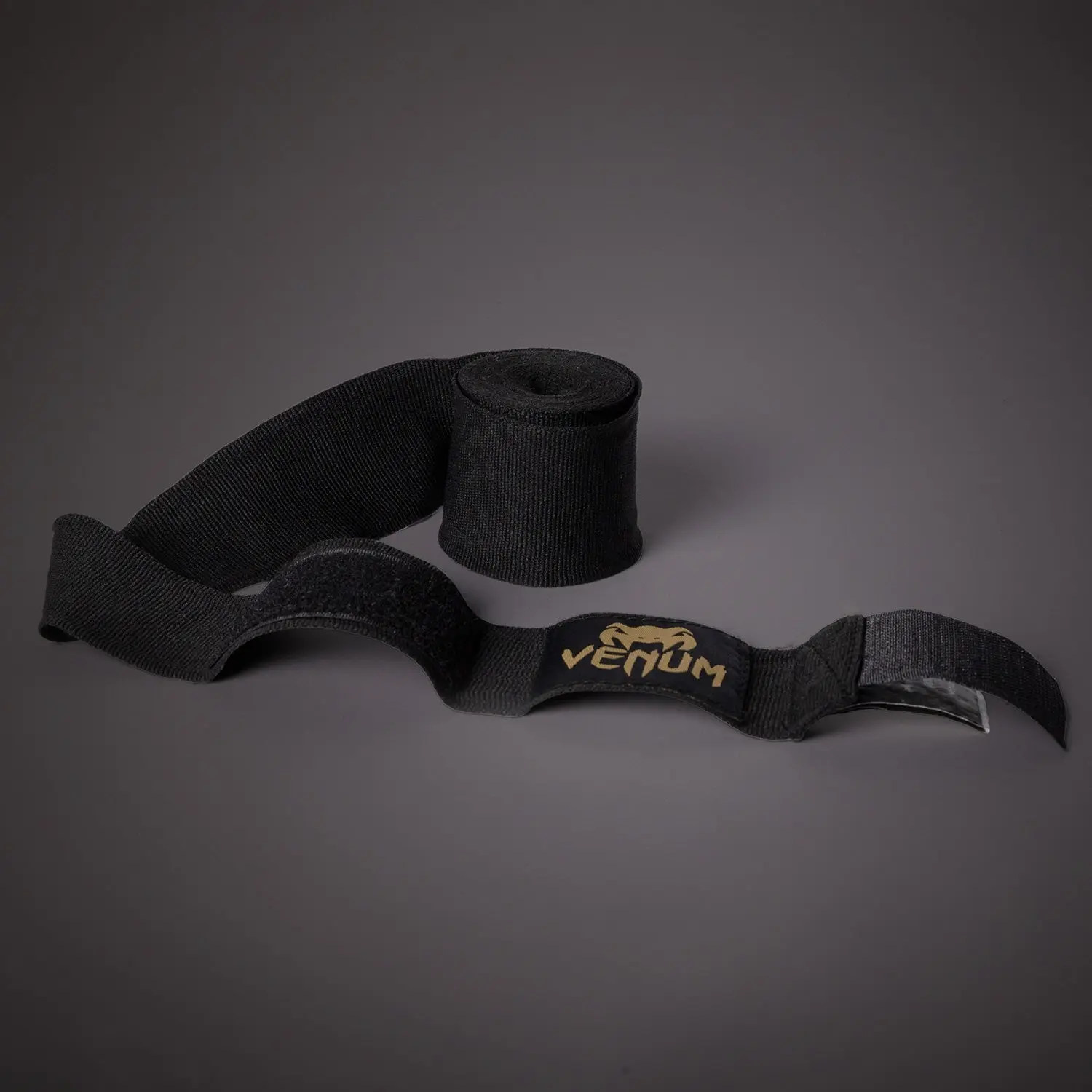 Бинтове Venum 4m Black/Gold - разгърнат бинт и ролка