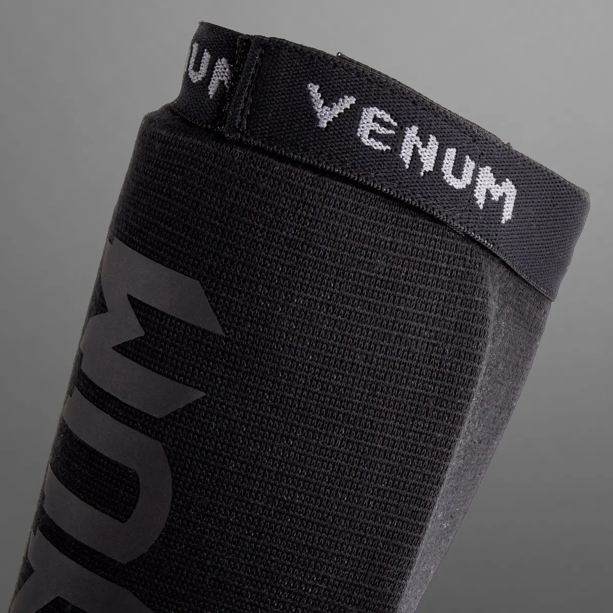 Venum Kontact Shin Guards - Black/Black част от горния край с лого