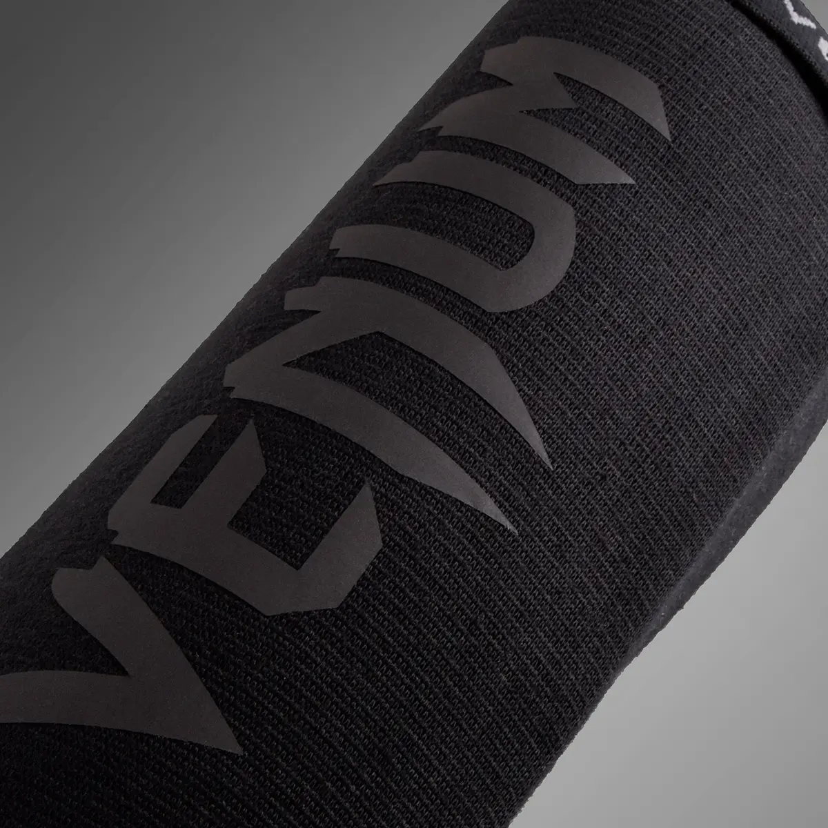 Venum Kontact Shin Guards - Black/Black детайл от логото Venum