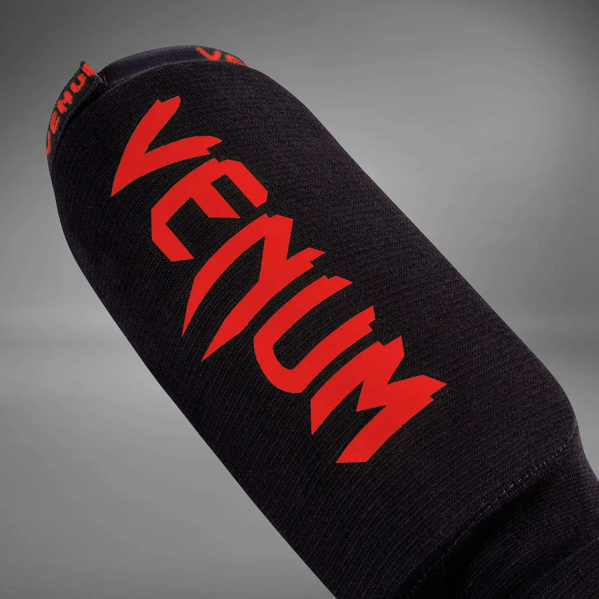 Venum Kontact Shin Guards - Black/Red, близък план на лого Venum