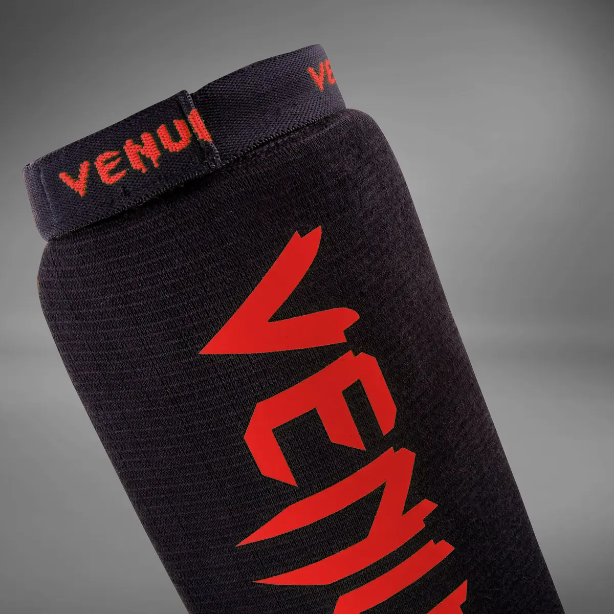 Venum Kontact Shin Guards - Black/Red, близък план на горна лента с лого Venum