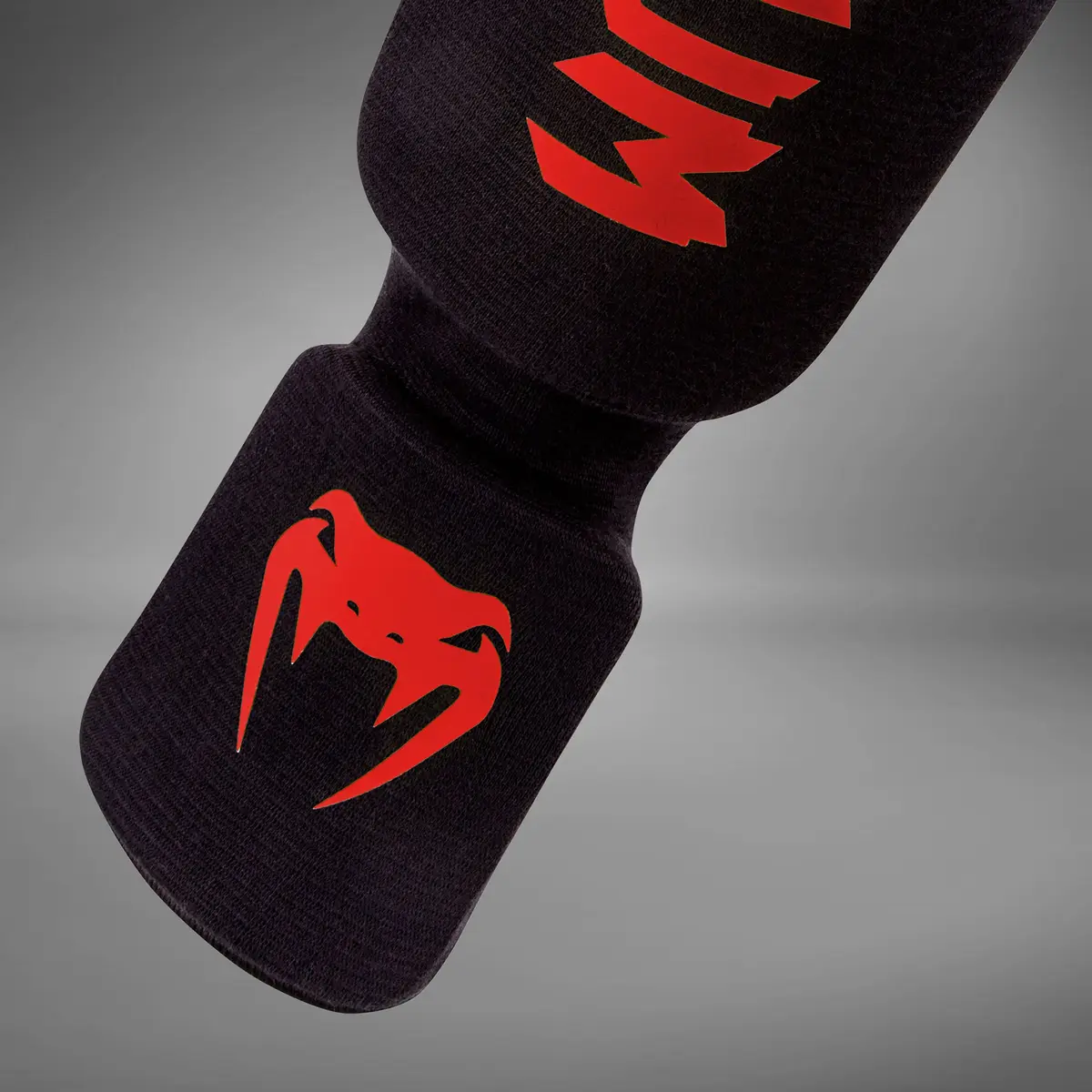Venum Kontact Shin Guards - Black/Red, близо до стъпалото с лого Venum