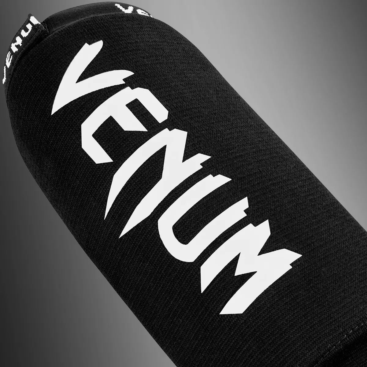 Venum Venum Kontact Shin Guards Without Foot - Black, близък план на логото