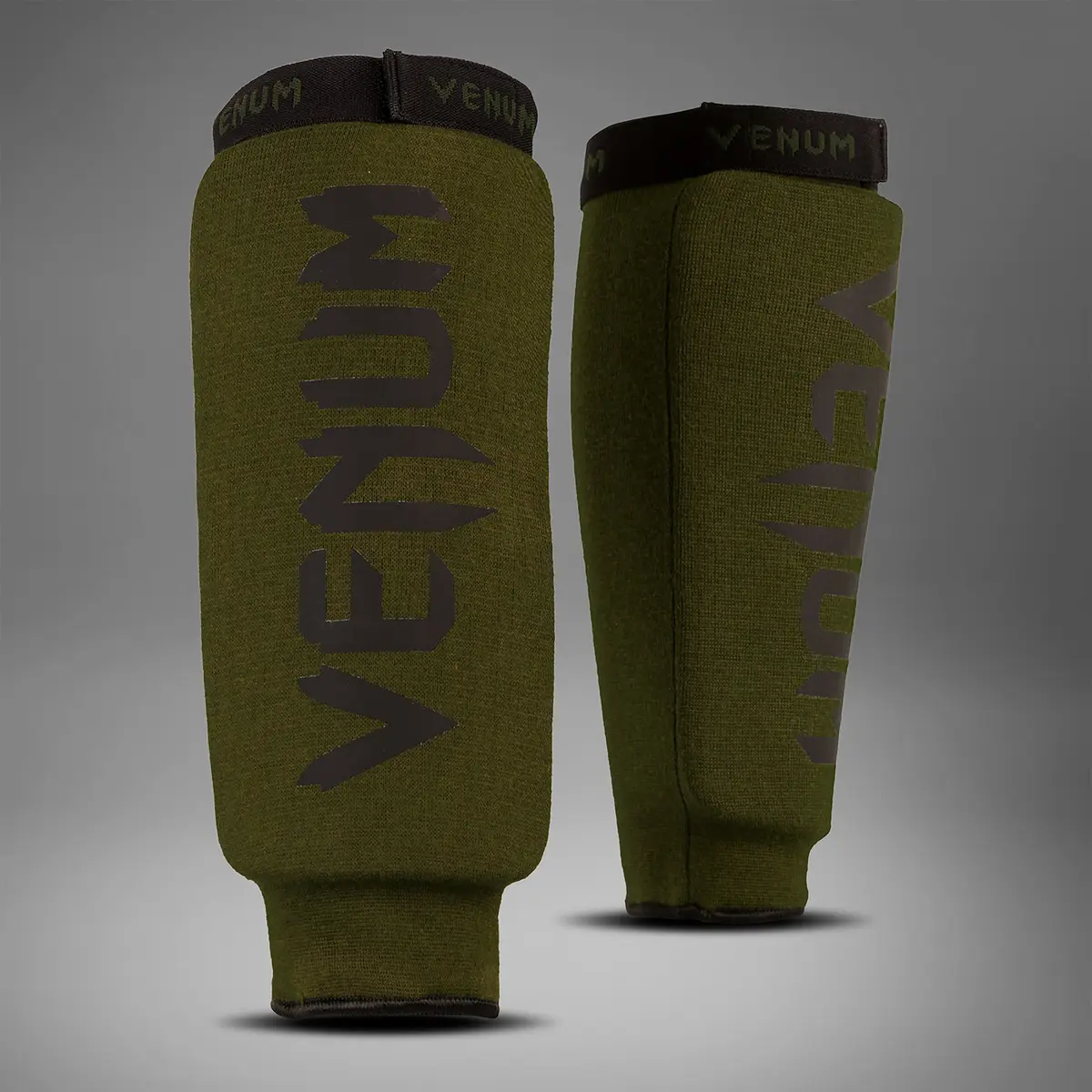 Venum Kontact Shin Guards - without foot представен отпред с ло готово лого Venum войсково зелен цвят