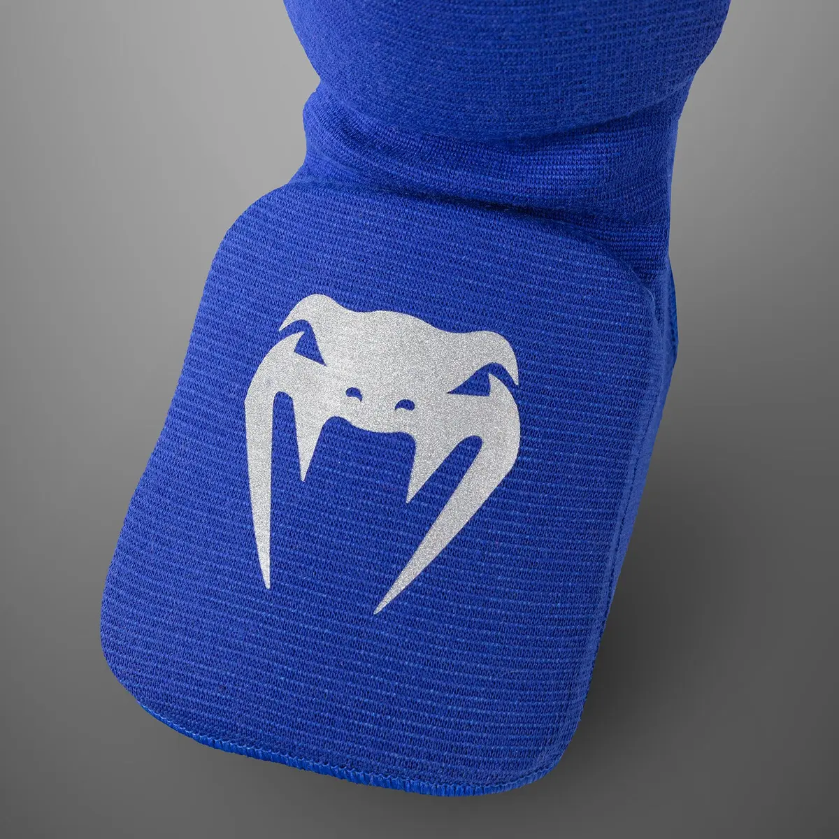 Venum Kontact Shinguards - Royal Blue/ Silver, детайл с логото