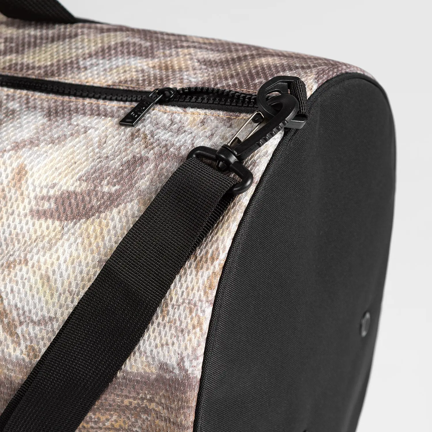 Venum Laser XT Realtree Duffle Bag - Desert Camo, детайл на цип и каишка