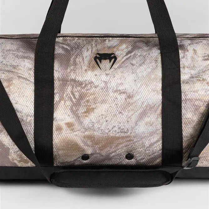 Venum Laser XT Realtree Duffle Bag - Desert Camo, преден изглед с логото Venum