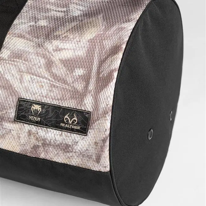 Venum Laser XT Realtree Duffle Bag - Desert Camo, детайл с етикет Venum и Realtree