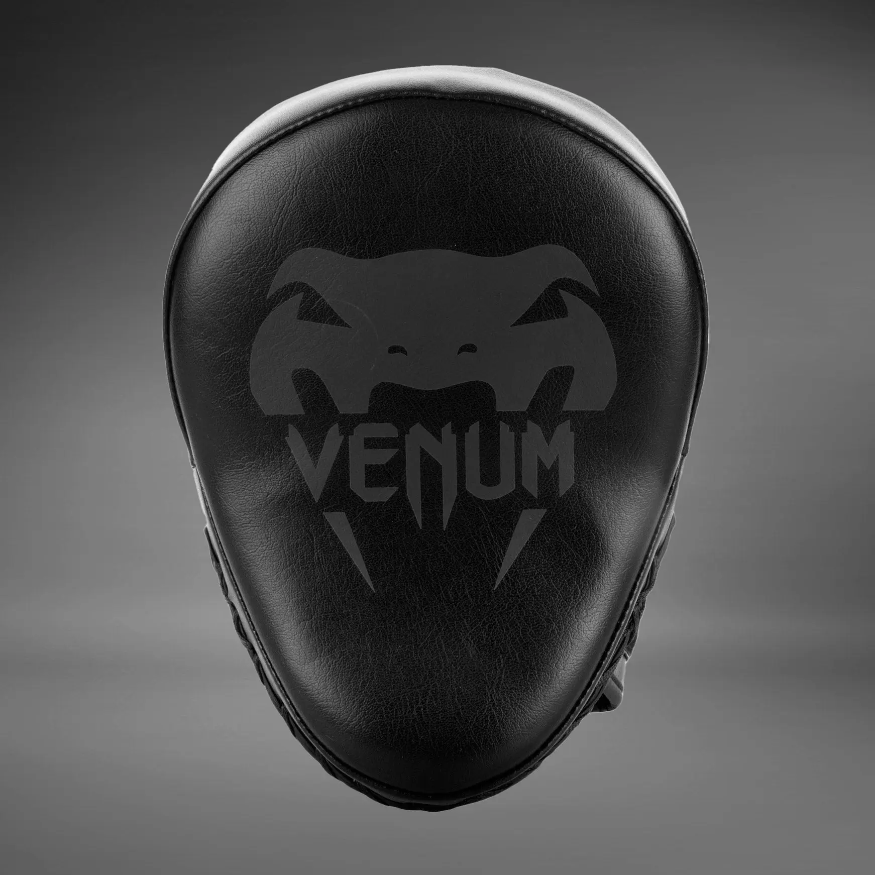 Лапи - Venum Light Focus Mitts - Black/Black (Pair) при близък план на логото.