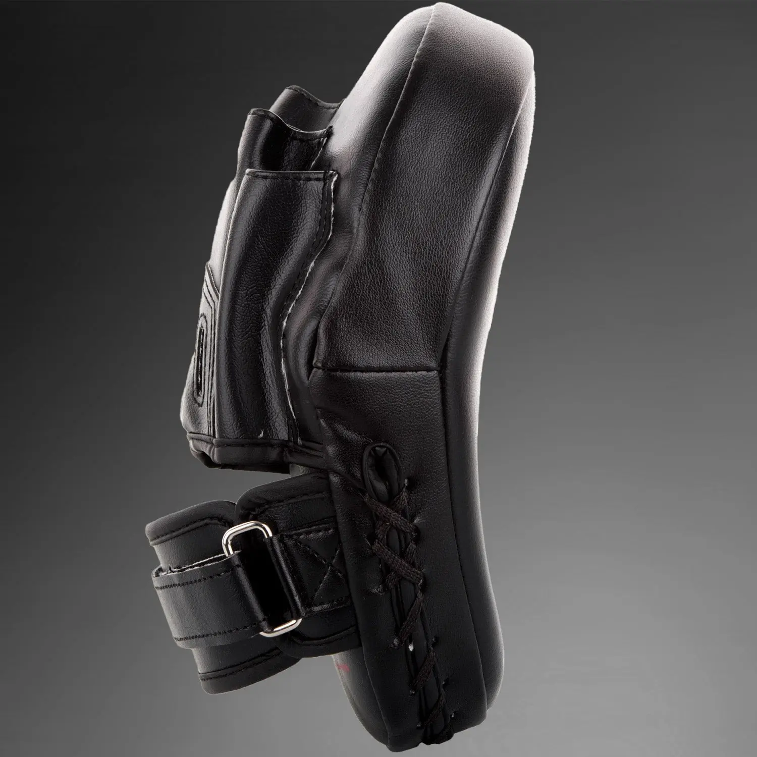 Лапи - Venum Light Focus Mitts - Black/Black (Pair) отстрани, показващи дръжката.