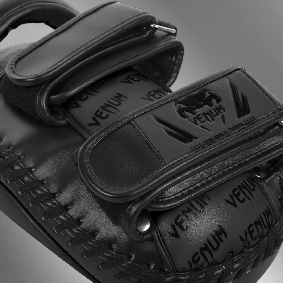 Venum Light Kick Pads (Pair) детайлен изглед с логото Venum