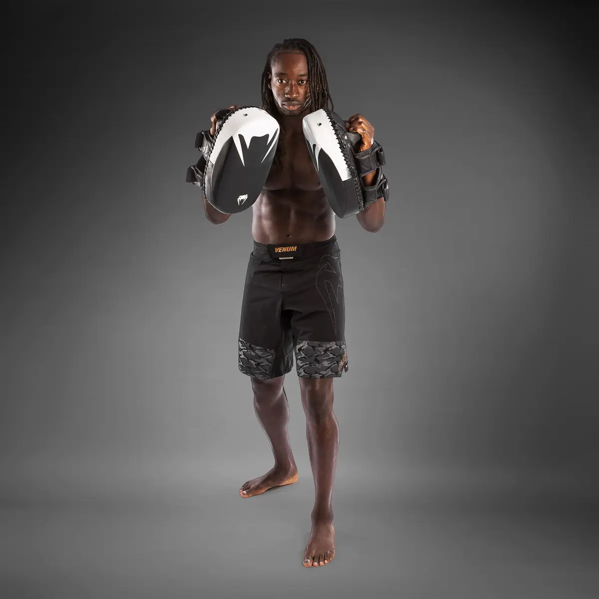Боец държи Venum Kick Boxing 2.0 Micro Fiber Paos - Black/White