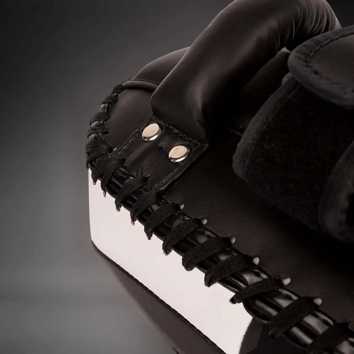 Детайл от вътрешната страна на Venum Kick Boxing 2.0 Micro Fiber Paos - Black/White