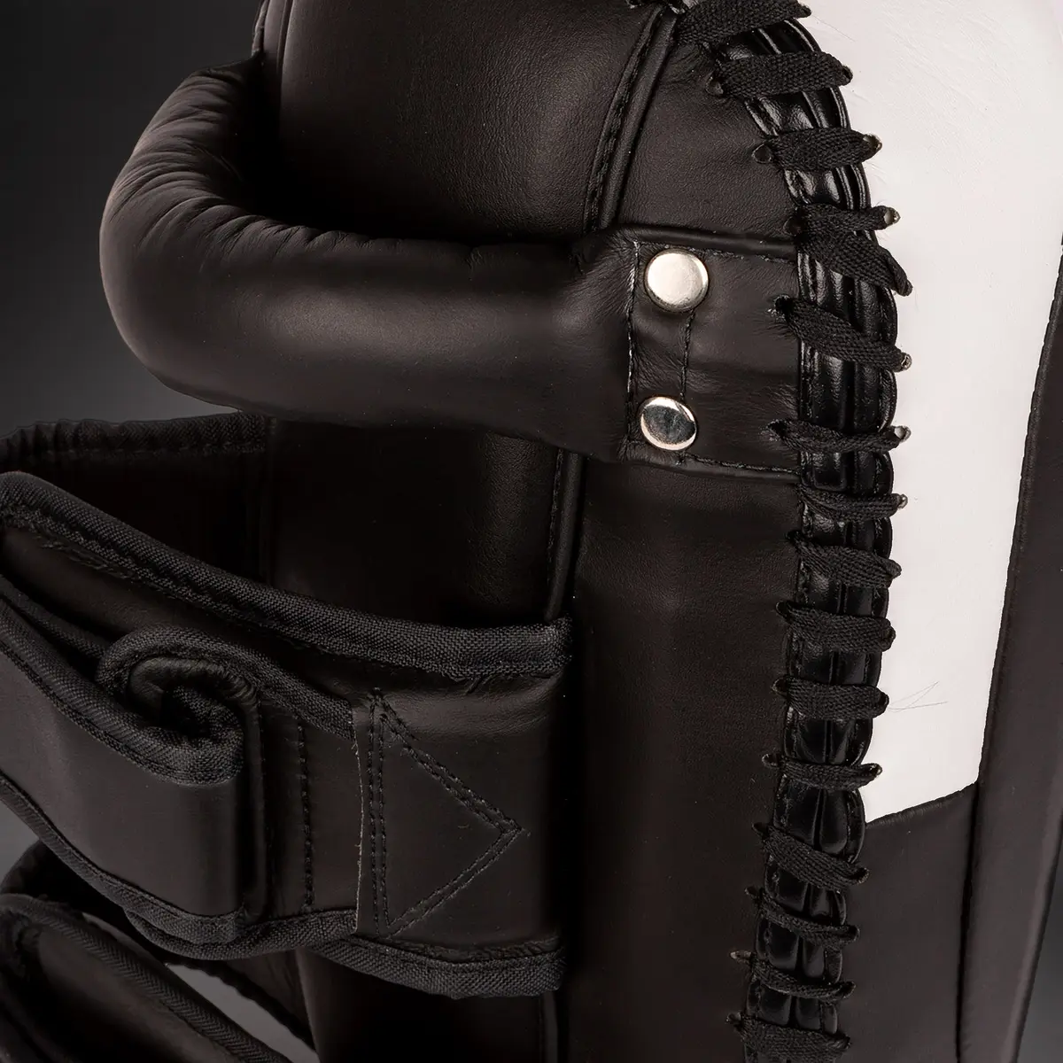Детайл от дръжката и каишките на Venum Kick Boxing 2.0 Micro Fiber Paos - Black/White