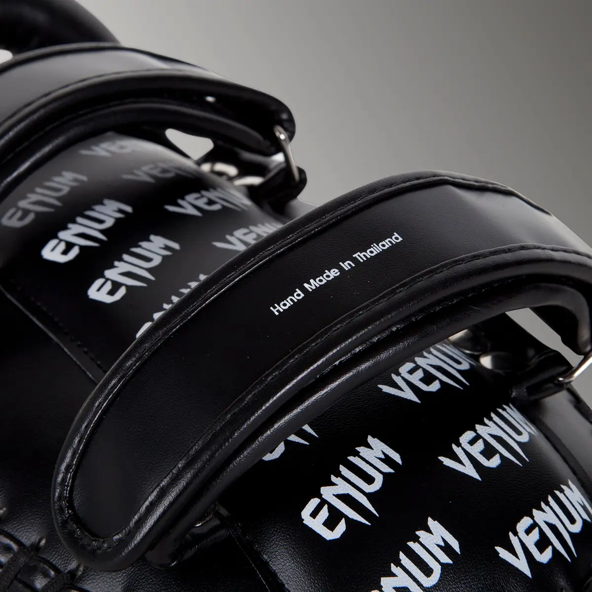 Venum Light Kick Pads - Skintex Leather - Black/Ice (Pair) детайл на пришиена лента