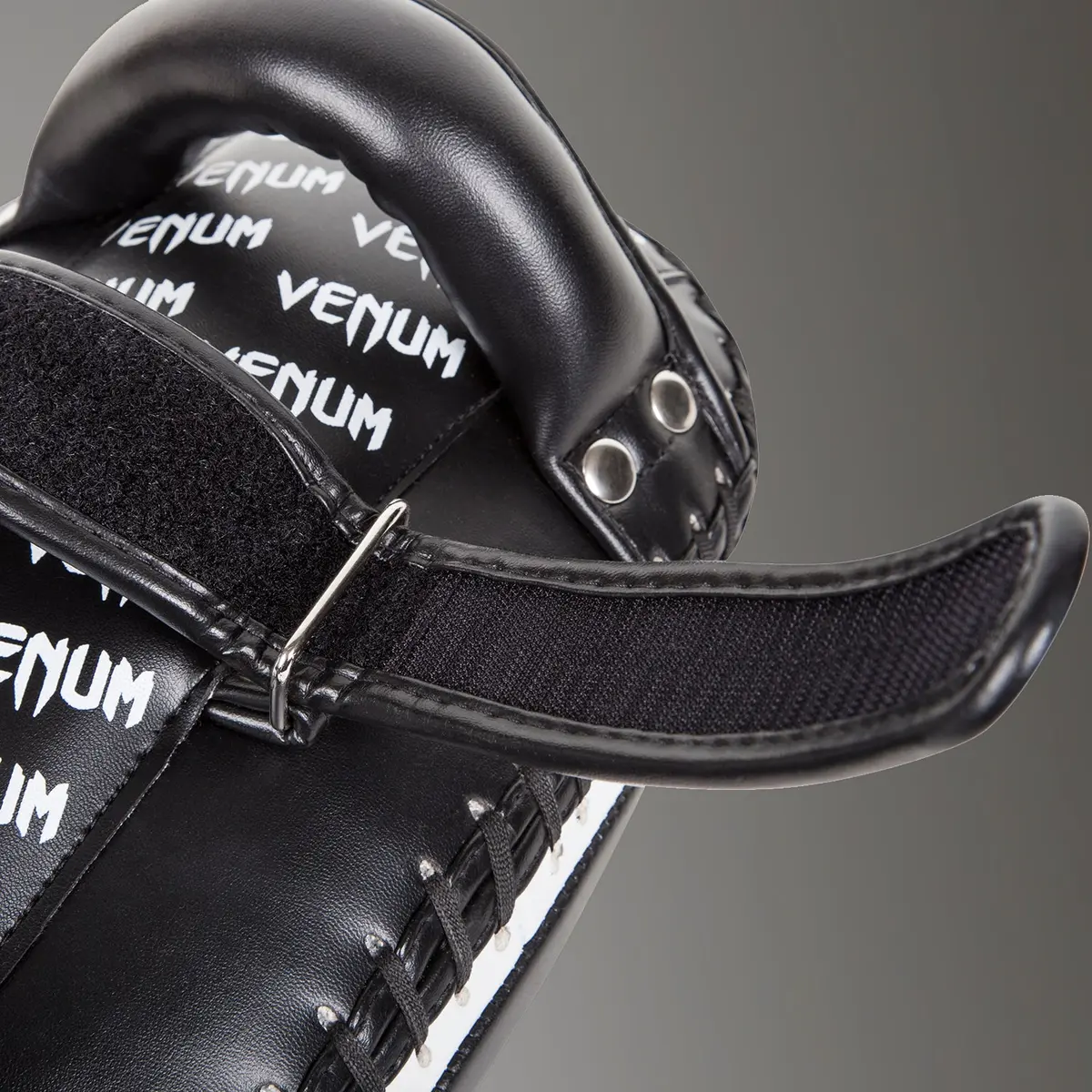Venum Light Kick Pads - Skintex Leather - Black/Ice (Pair) затваряне с велкро