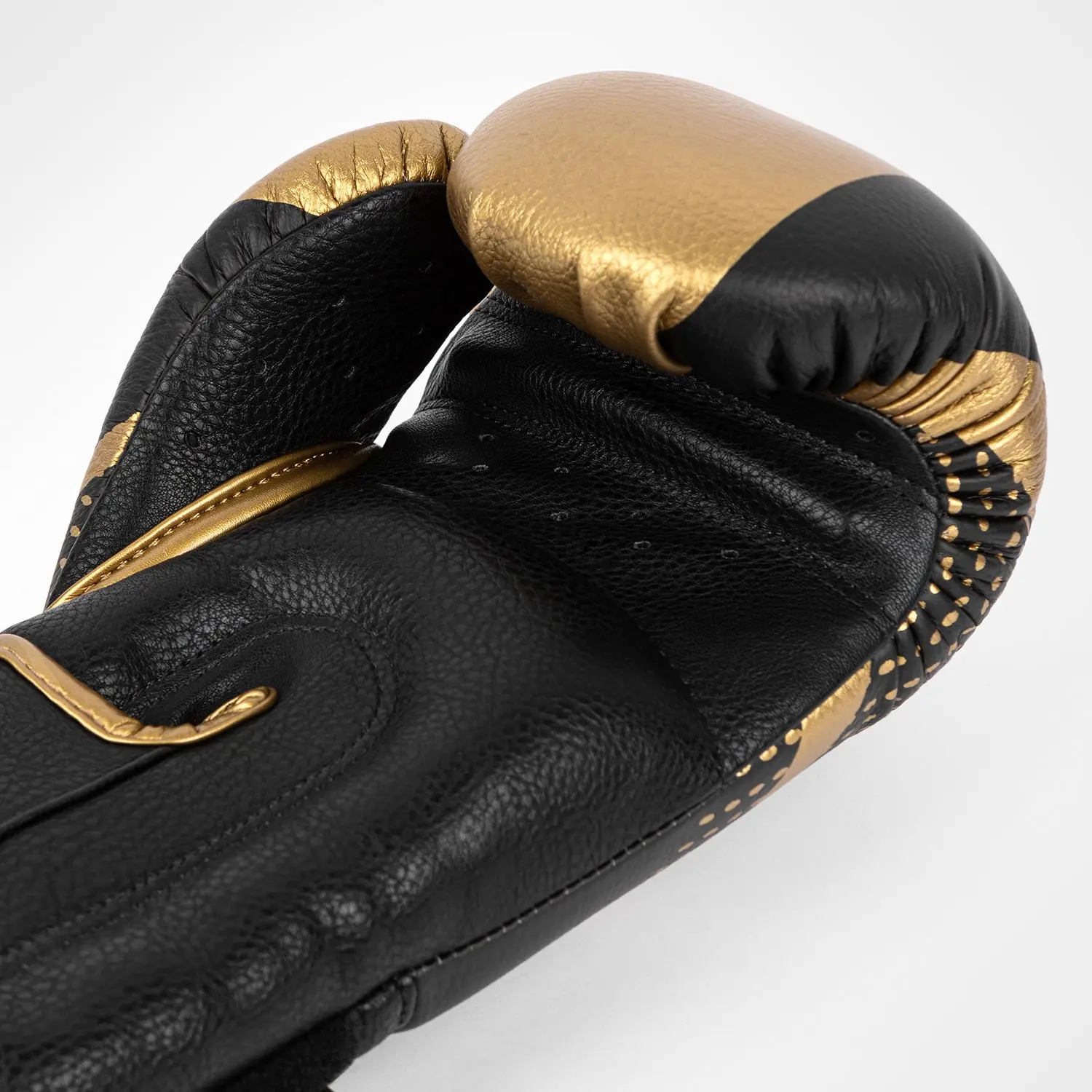 Venum Lightning Boxing Gloves - Gold/Black детайл