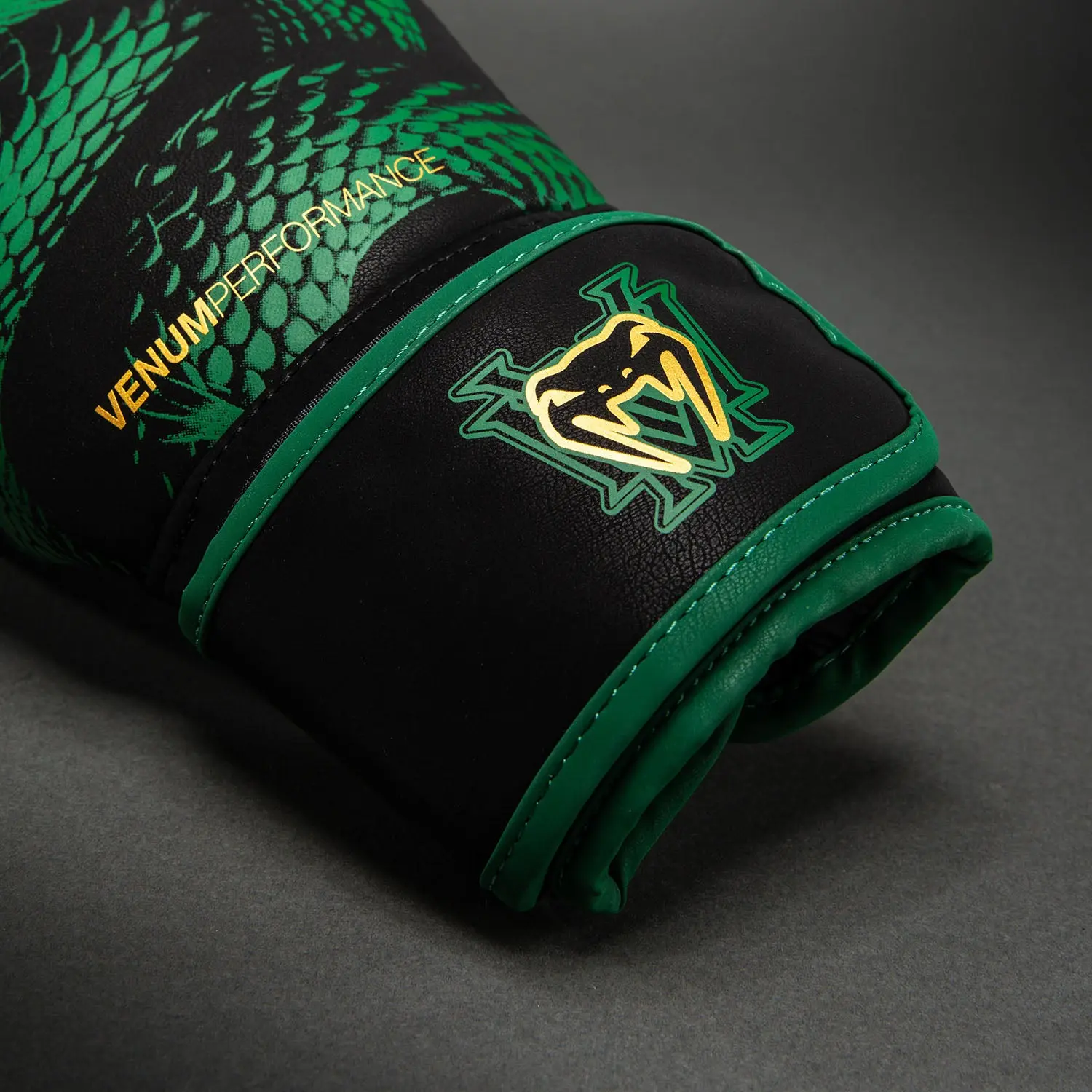 Venum Matupa Boxing Gloves - Black/Green/Gold детайл лого