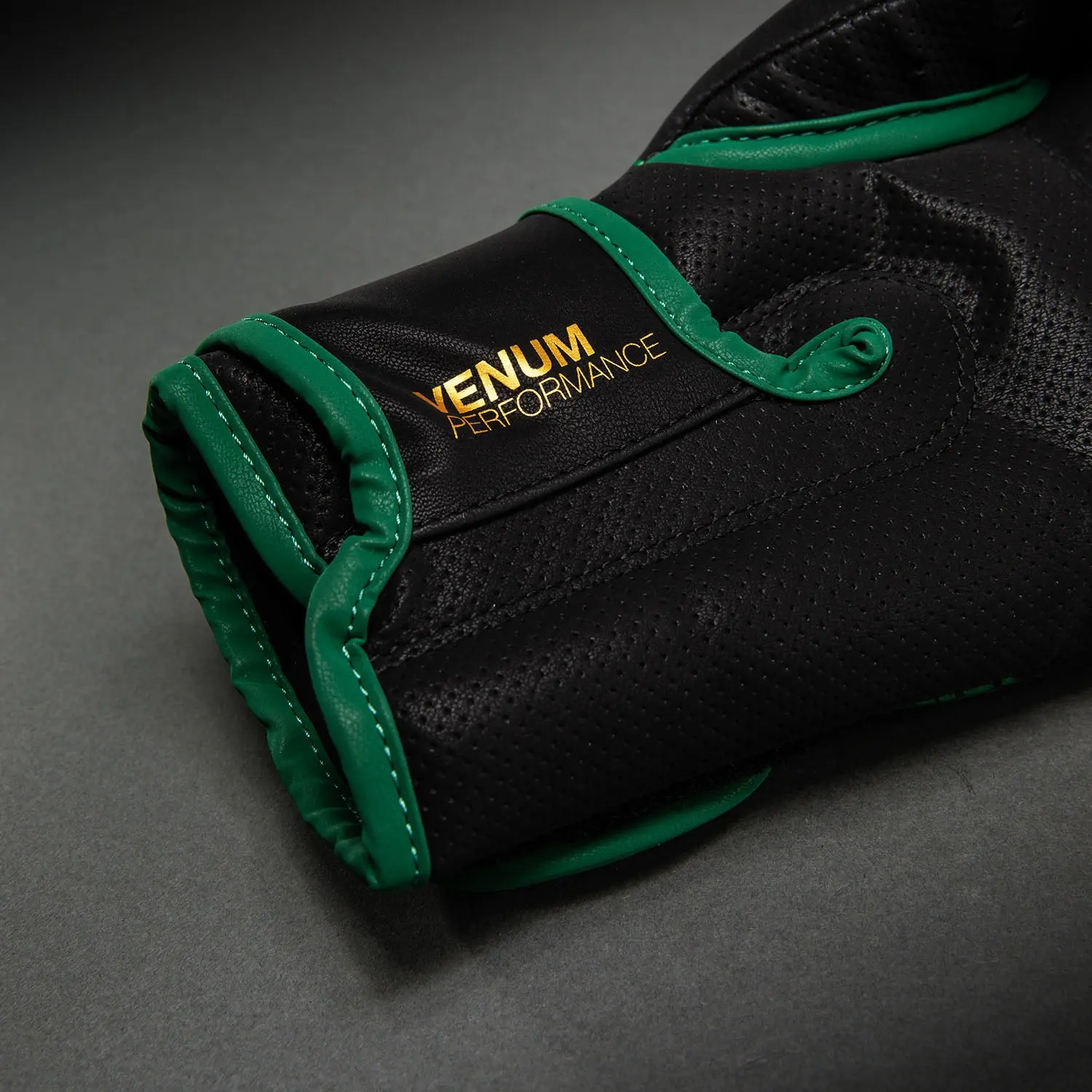 Venum Matupa Boxing Gloves - Black/Green/Gold детайл Venum Performance