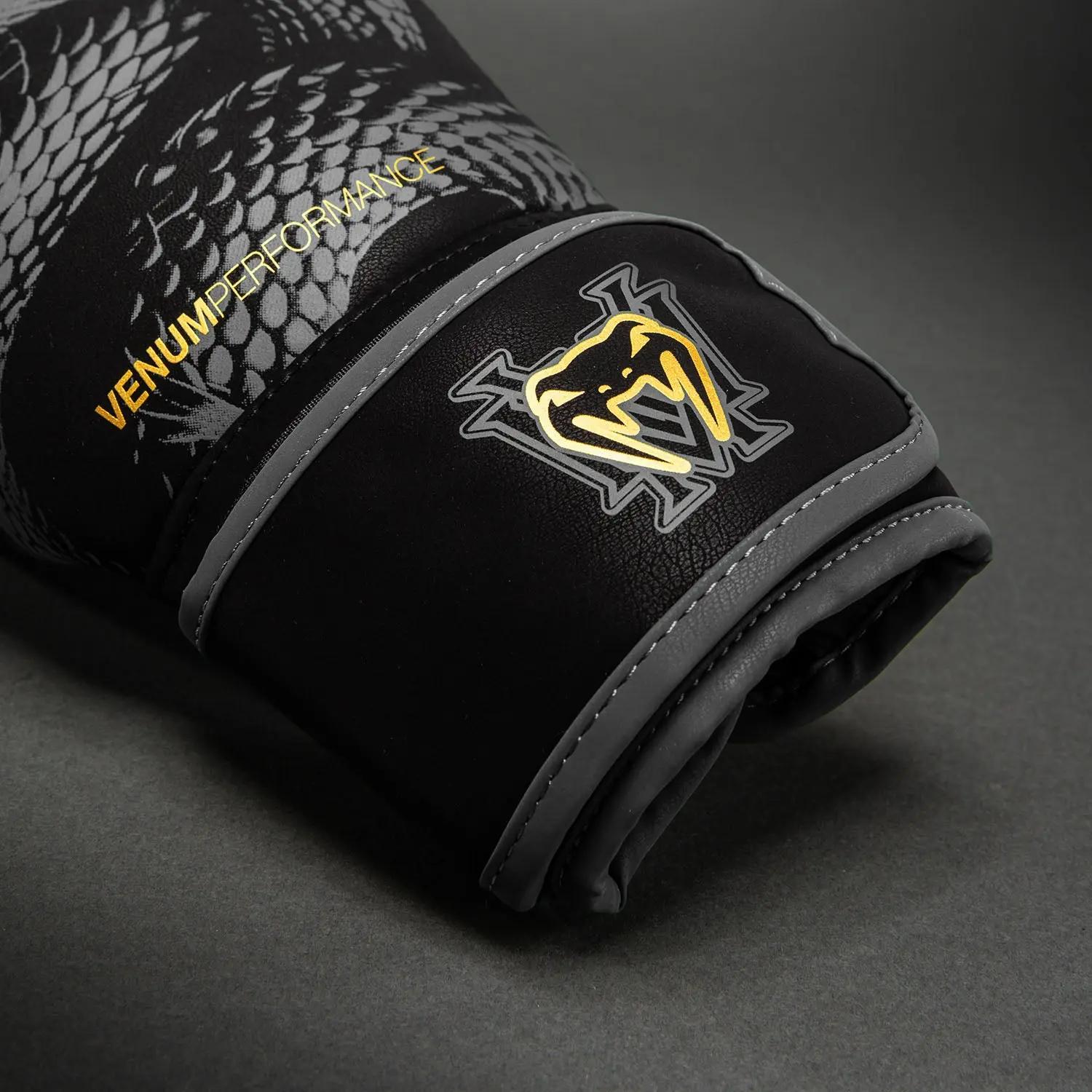 Venum Matupa Boxing Gloves - Black/Grey/Gold лого Venum Performance и емблема
