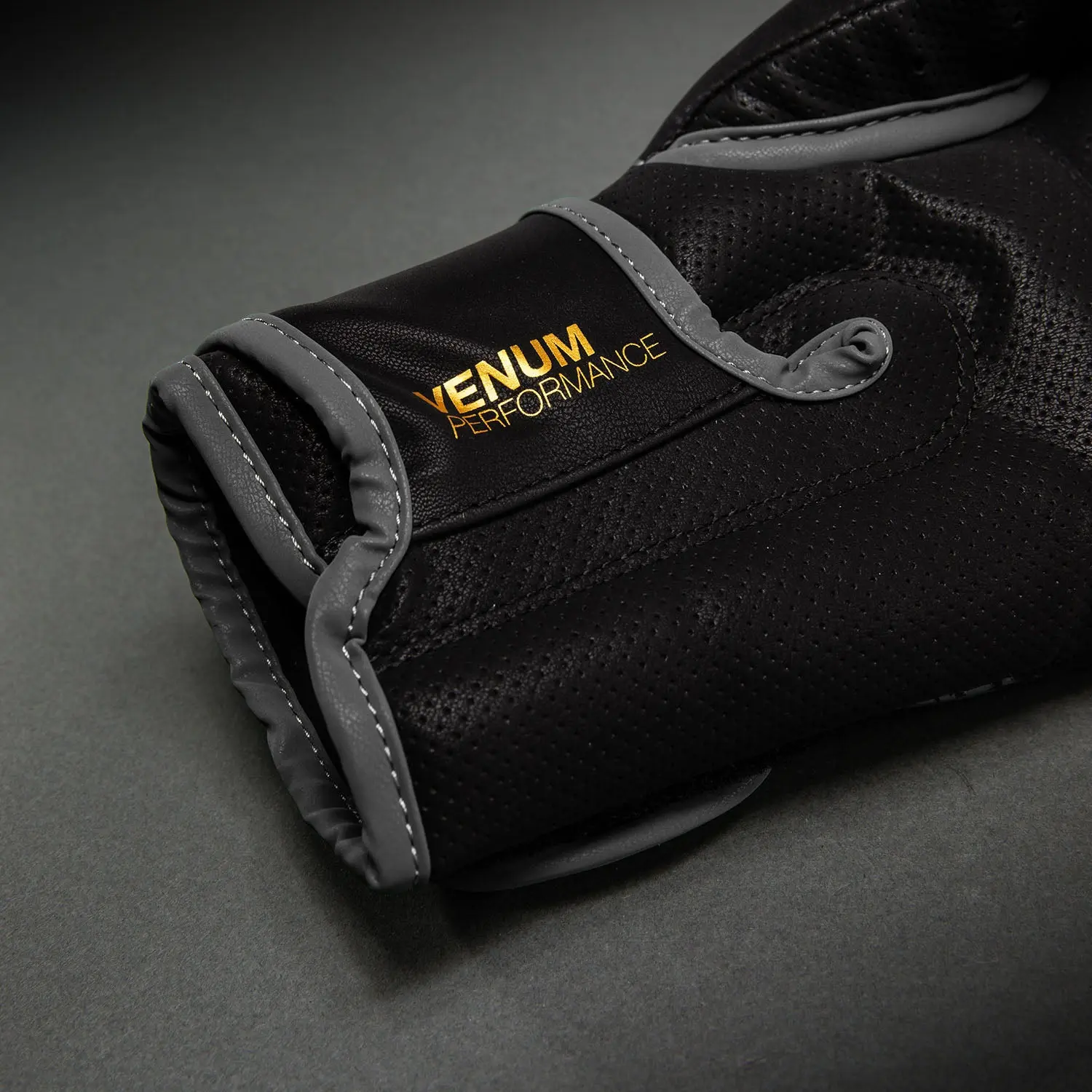 Venum Matupa Boxing Gloves - Black/Grey/Gold шевове и лого Venum Performance