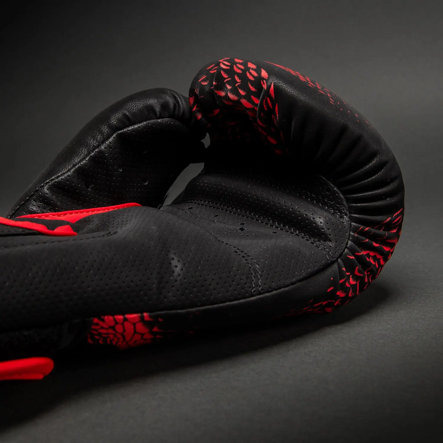 Venum Matupa Boxing Gloves - Black/Red/Silver, близък план на текстура и вентилация