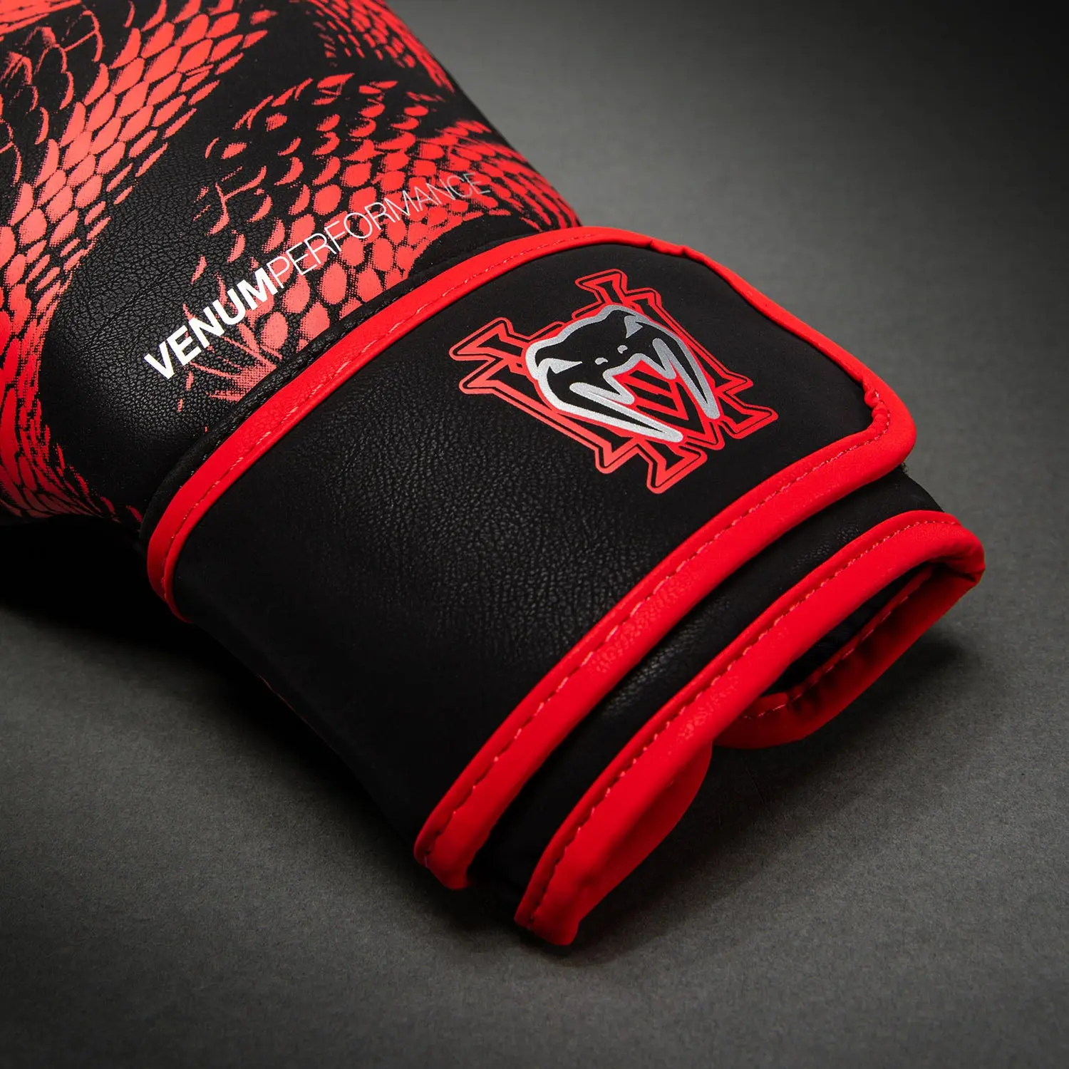 Venum Matupa Boxing Gloves - Black/Red/Silver, детайл от лого и маншет