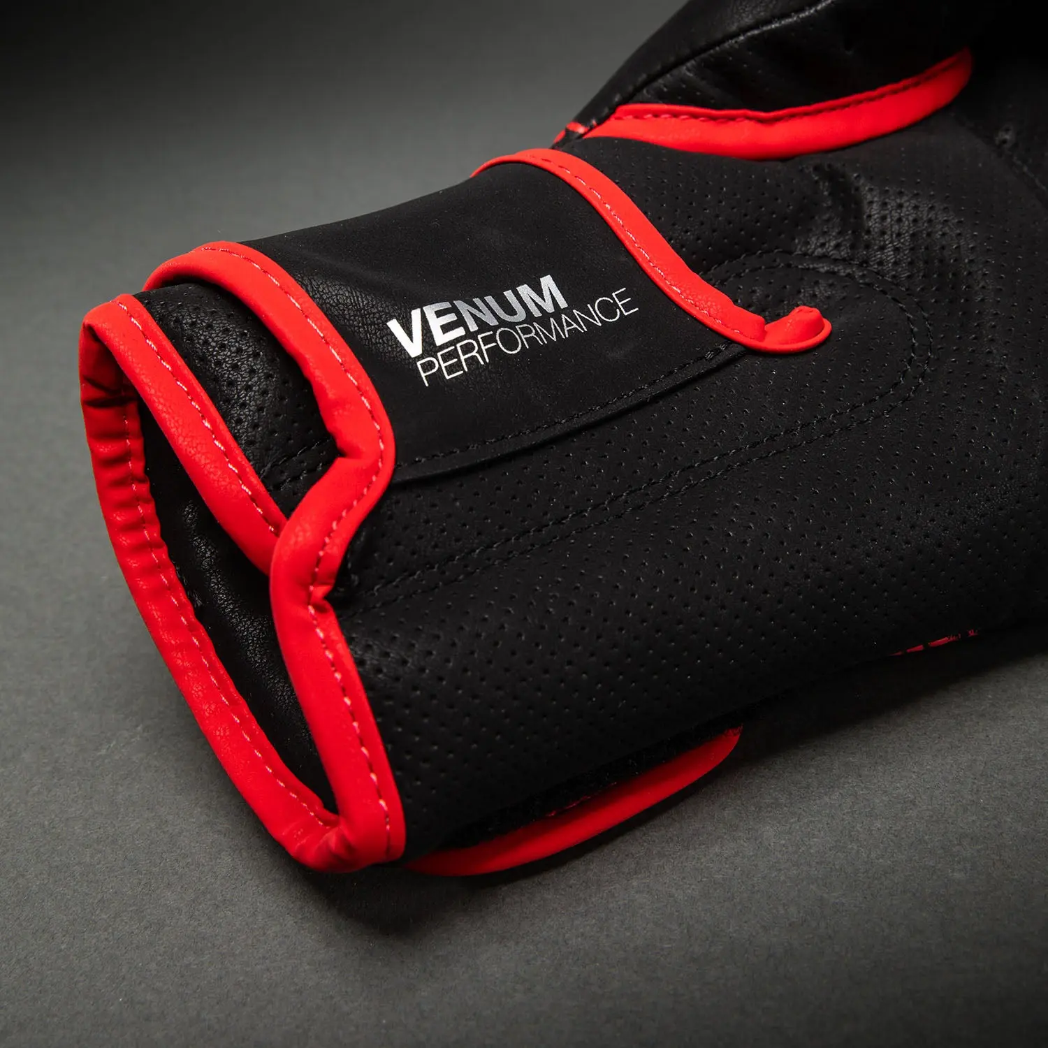 Venum Matupa Boxing Gloves - Black/Red/Silver, детайл от вентилационни отвори и шевове