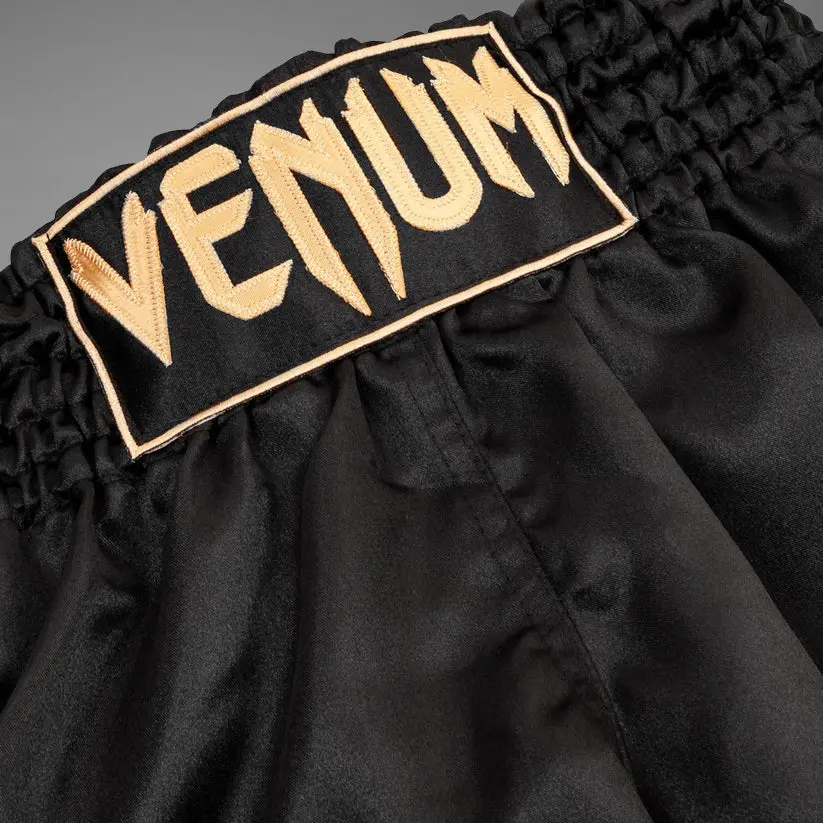 Venum Муай Тай Шорти Classic Black/Gold, етикет с лого Venum