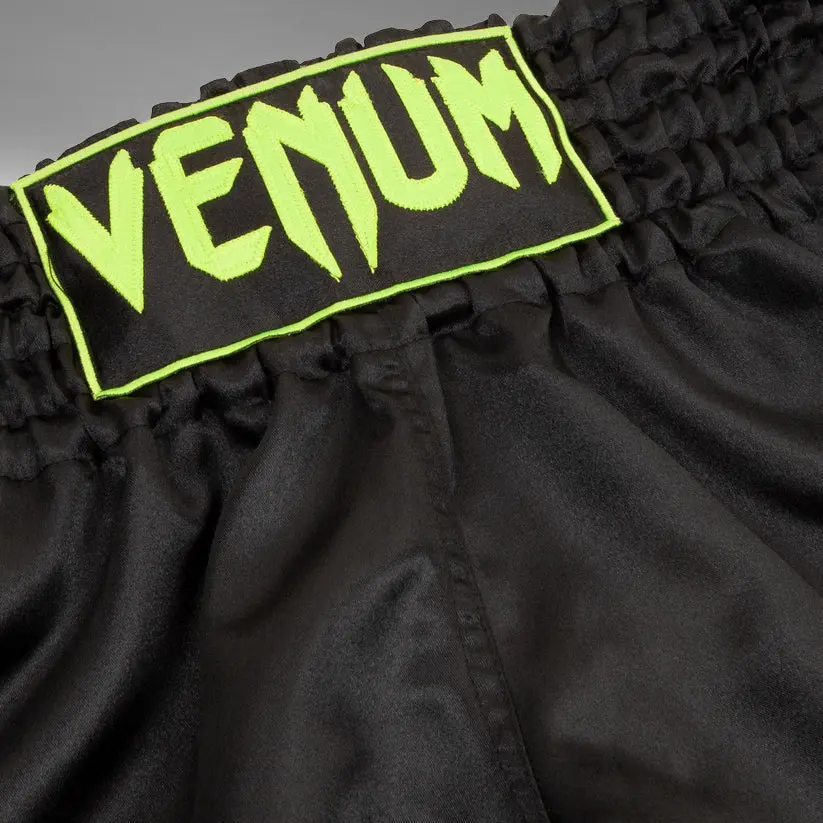 Муай Тай Шорти - Venum Muay Thai Shorts Classic - Black/Neo Yellow, детайл от колан с лого Venum