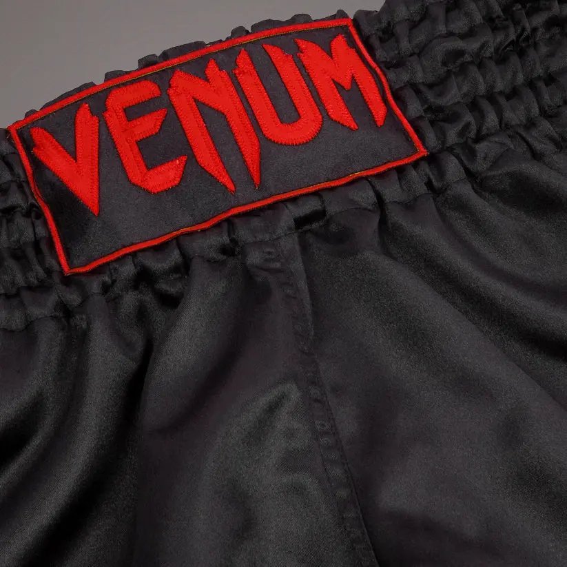 Venum Муай Тай Шорти Classic - Black/Red, детайл от колан с лого