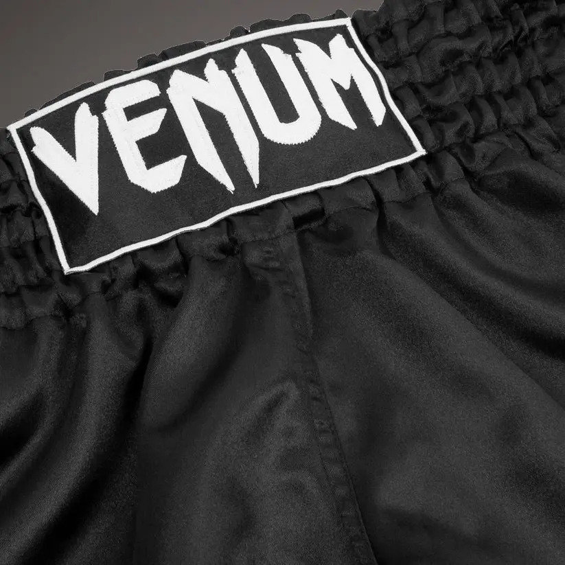 Муай Тай Шорти - Venum Muay Thai Shorts Classic - White/Black, детайл от колан с лого Venum