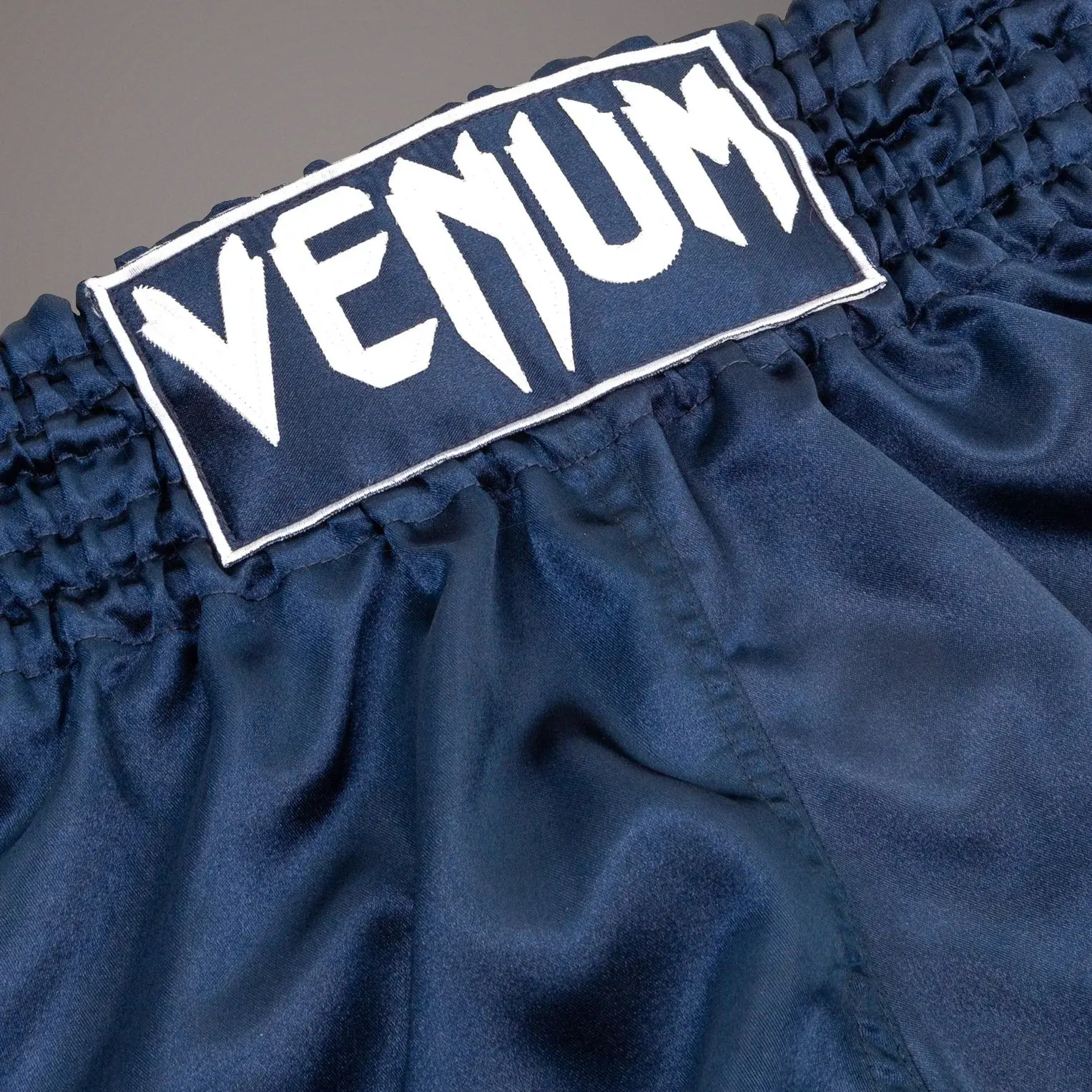 Venum Муай Тай Шорти Classic - Navy Blue/White, детайл на колан с лого