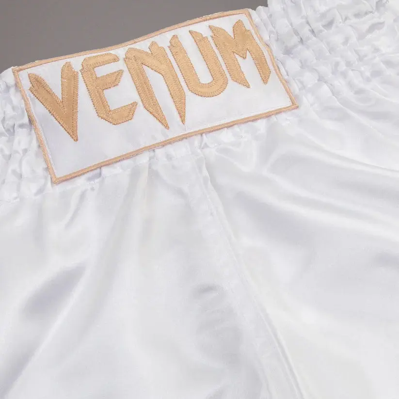 Муай Тай Шорти - Venum Muay Thai Shorts Classic - White/Gold, детайл от лого Venum